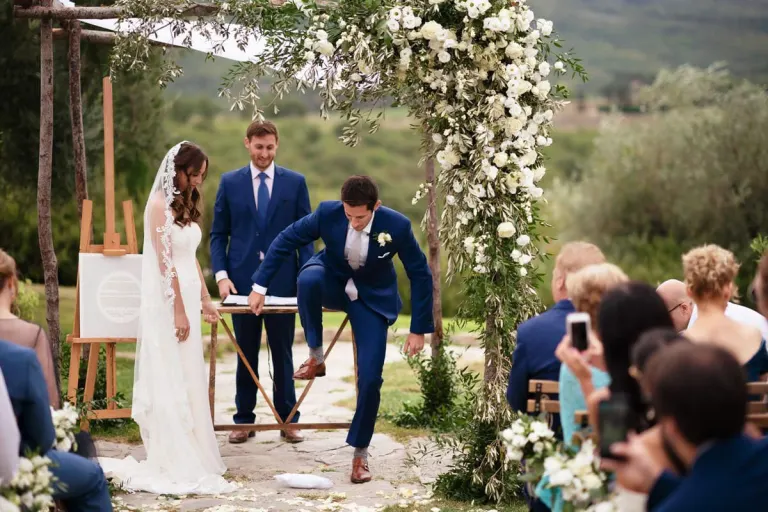 Bride and groom under the flower chuppah, photo Andrea Corsi