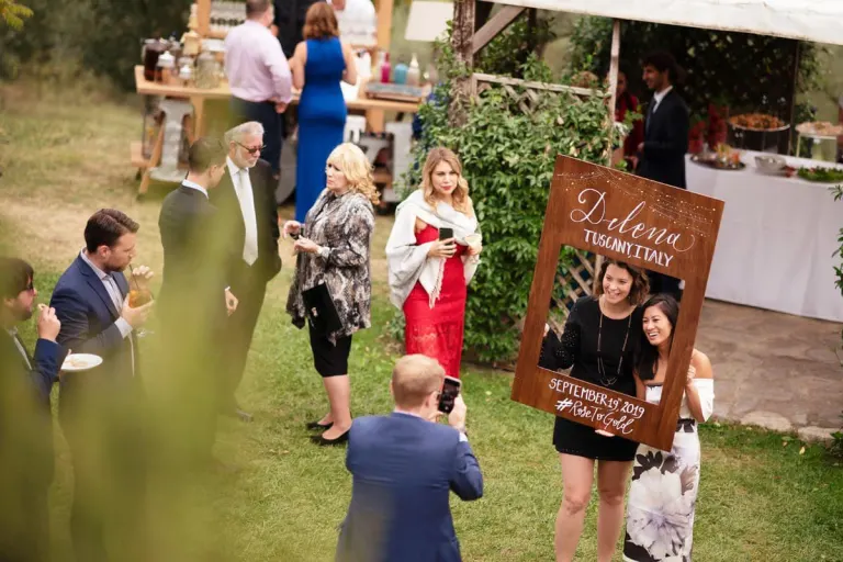 Guests with a photo frame at a country wedding, photo Andrea Corsi