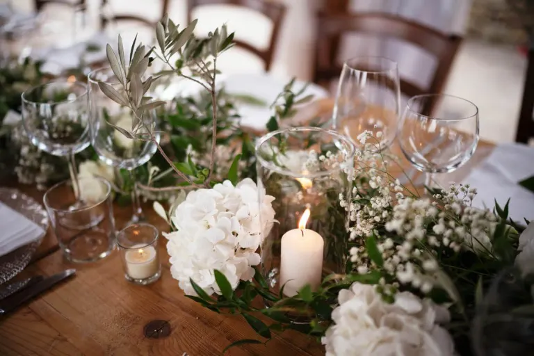 Table details with white flowers and candles, photo Andrea Corsi