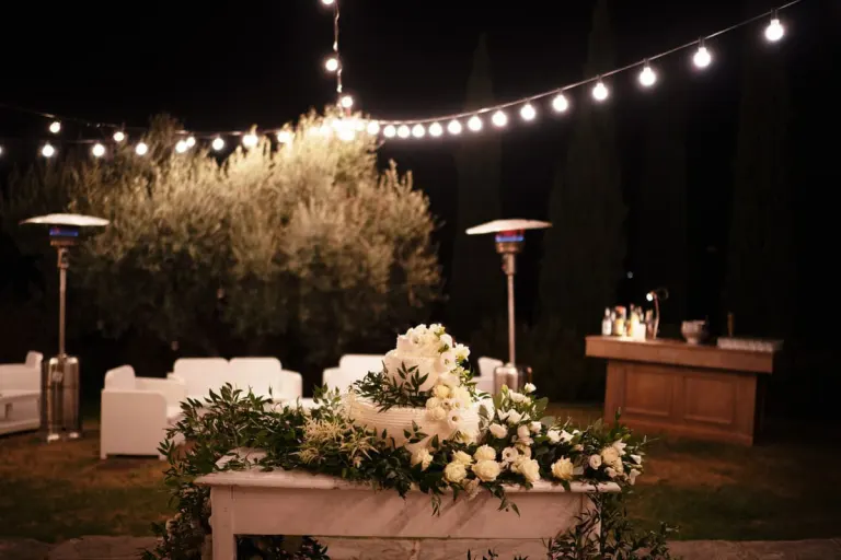 Outdoor reception under string lights, photo Andrea Corsi