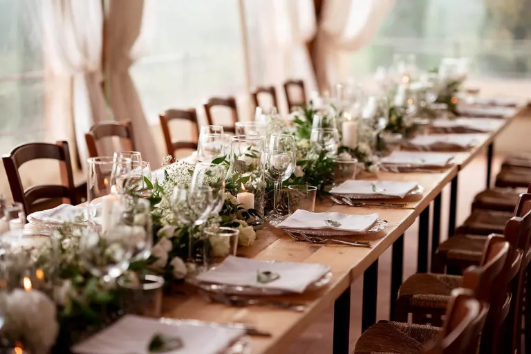 Long wedding table with white flowers, photo Andrea Corsi