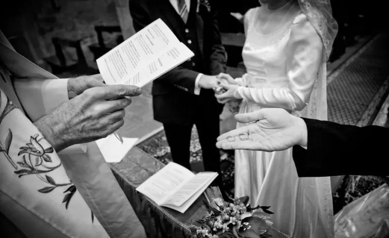 Reading during a winter church wedding, photo Rosapaola Lucibelli