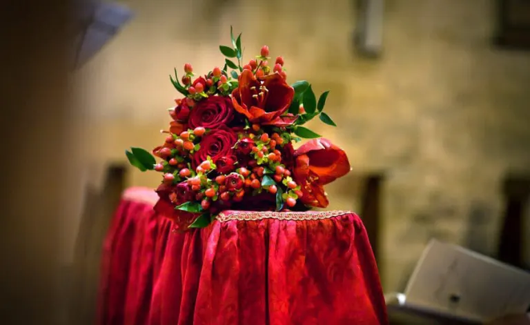 Red and green winter centrepiece, photo Rosapaola Lucibelli