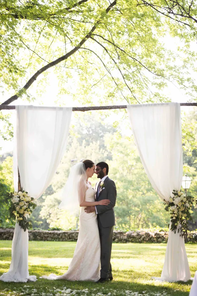 Wedding in Siena Symbolic wedding ceremony under white drapes near Siena, photo Studio Bonon