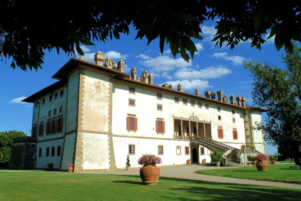 Wedding in Florence Villa Medici Façade wedding near Florence