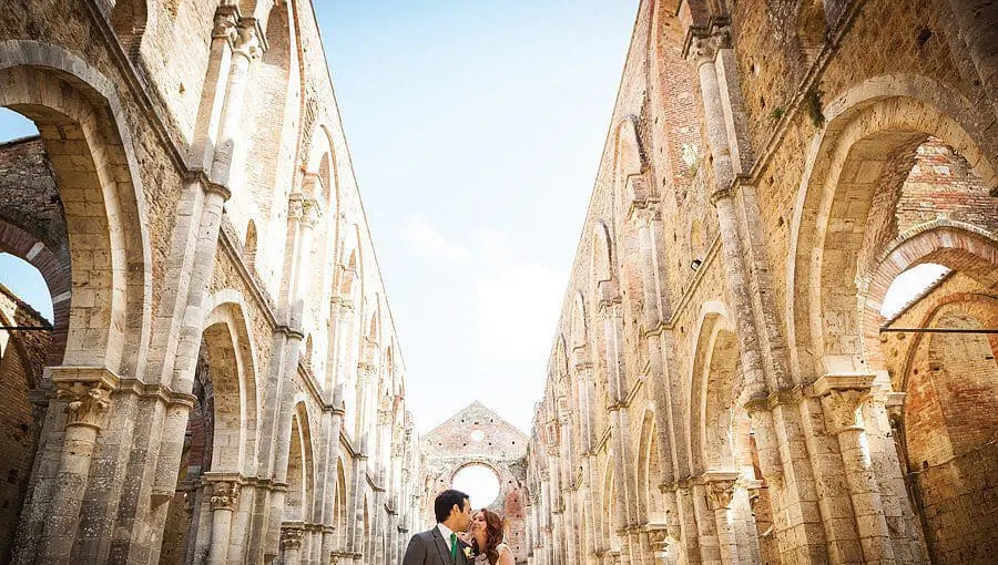 San Galgano, Bride and groom kissing in the roofless nave of the abbey of San Galgano
