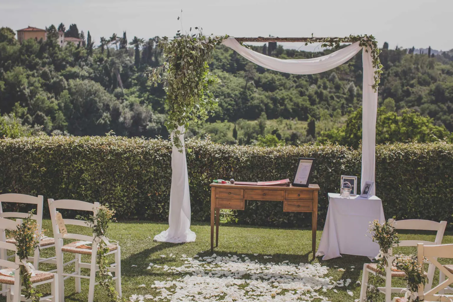 Where to celebrate, Wedding ceremony set up in the garden of a hamlet in the Pisan hills