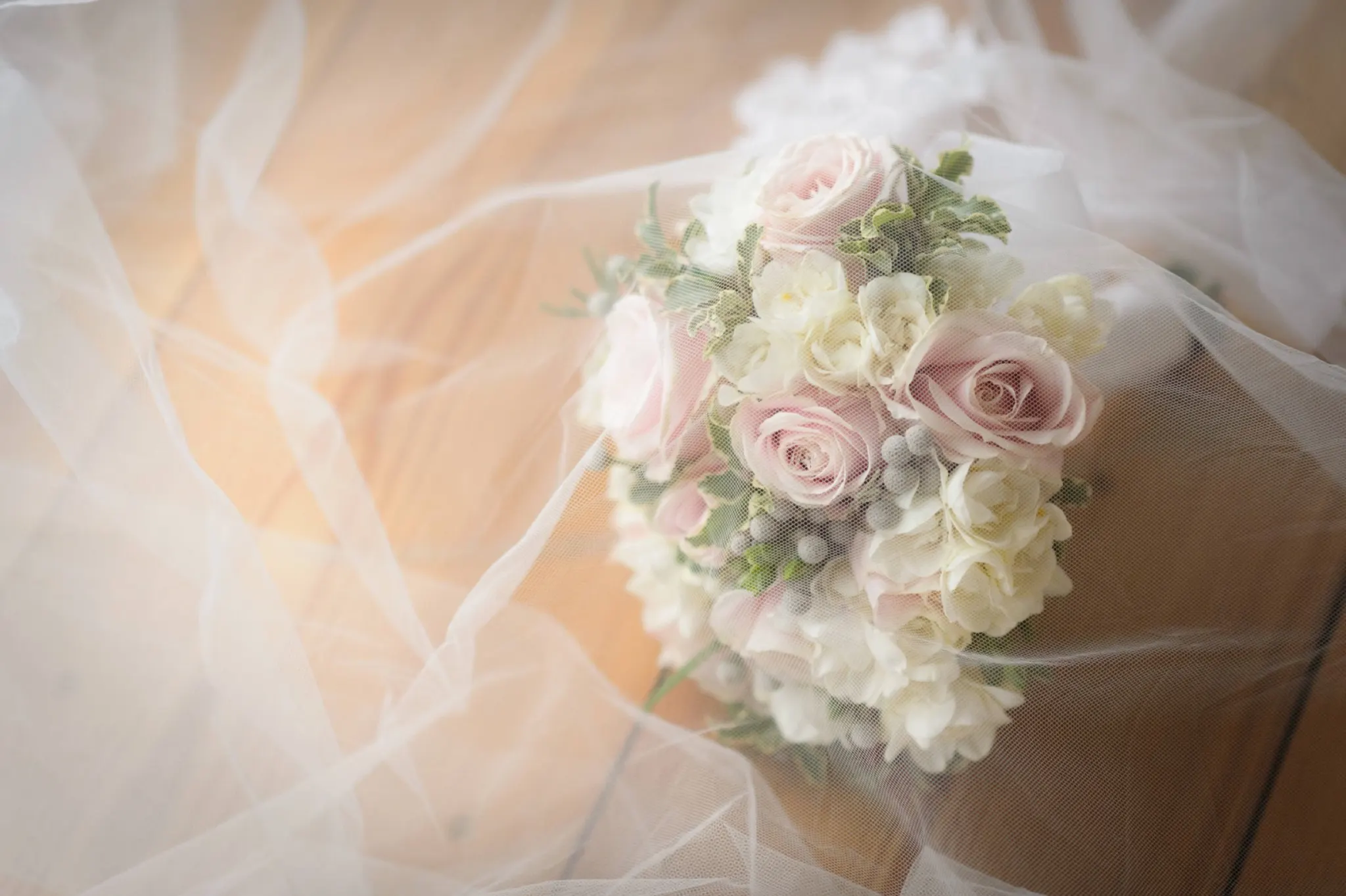 Efffetti® Wedding Planners In Tuscany - Italy Bridal bouquet of pale pink and white roses under a tulle veil