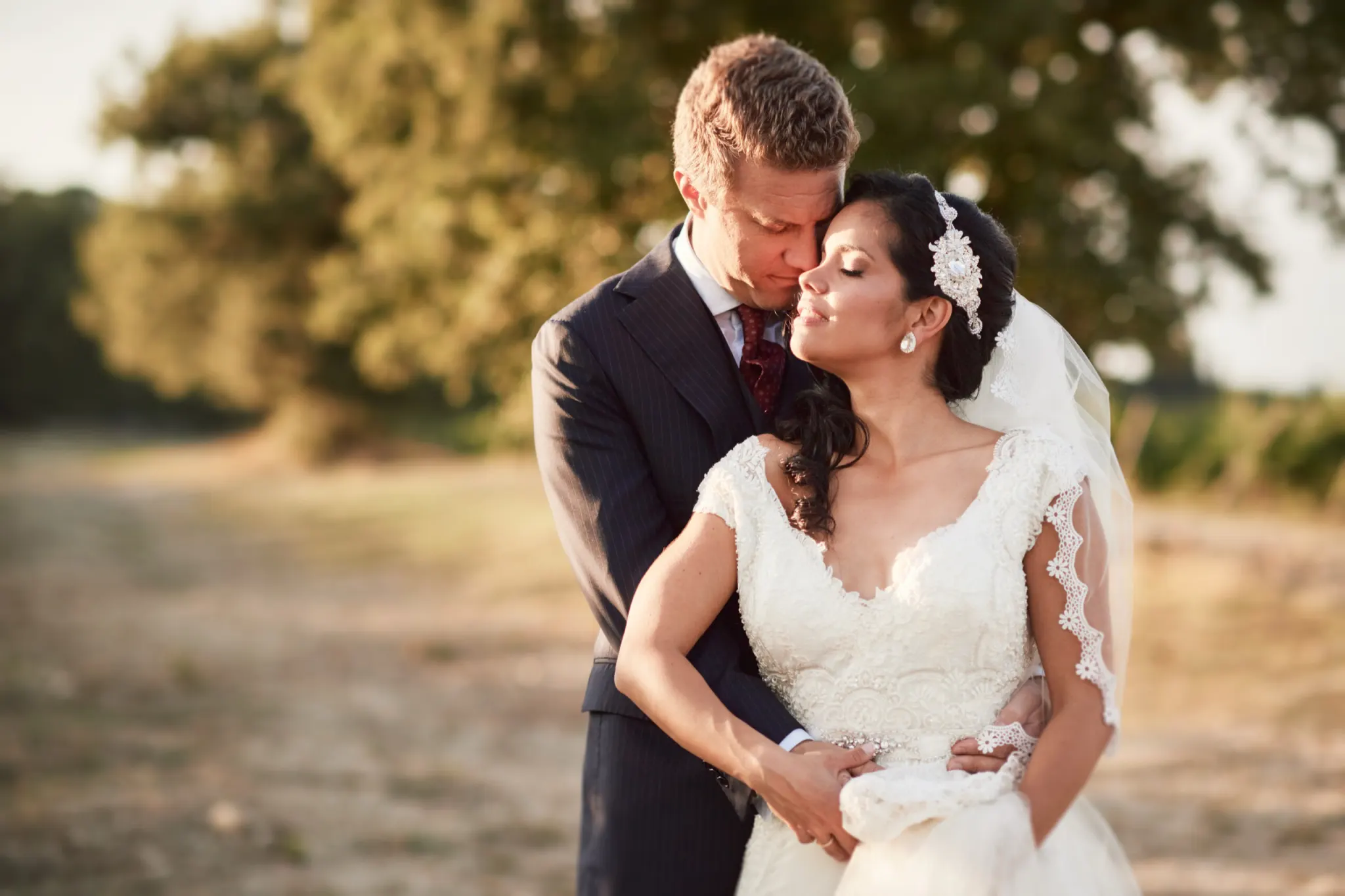 Efffetti® Wedding Planners In Tuscany - Italy Noivos abraçados ao pôr do sol entre os vinhedos da Toscana