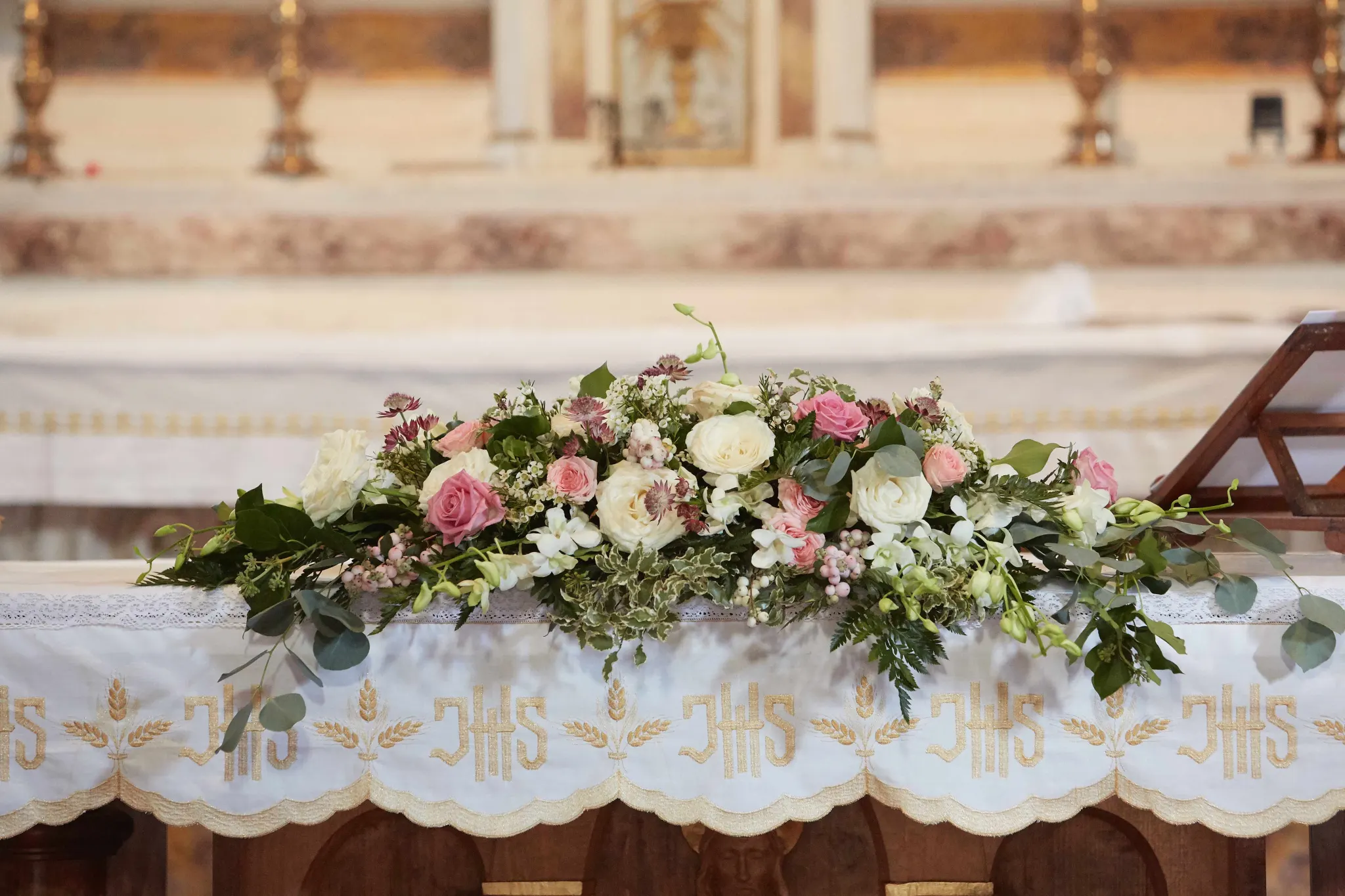 Pink and white flowers on the altar of the church of Spaltenna, photo Studio Bonon