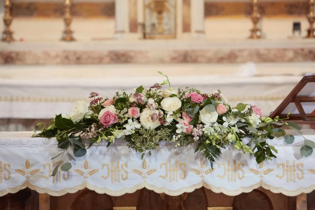Religious, Catholic and same-sex weddings Flower decoration on the altar of the church of Spaltenna, photo Studio Bonon