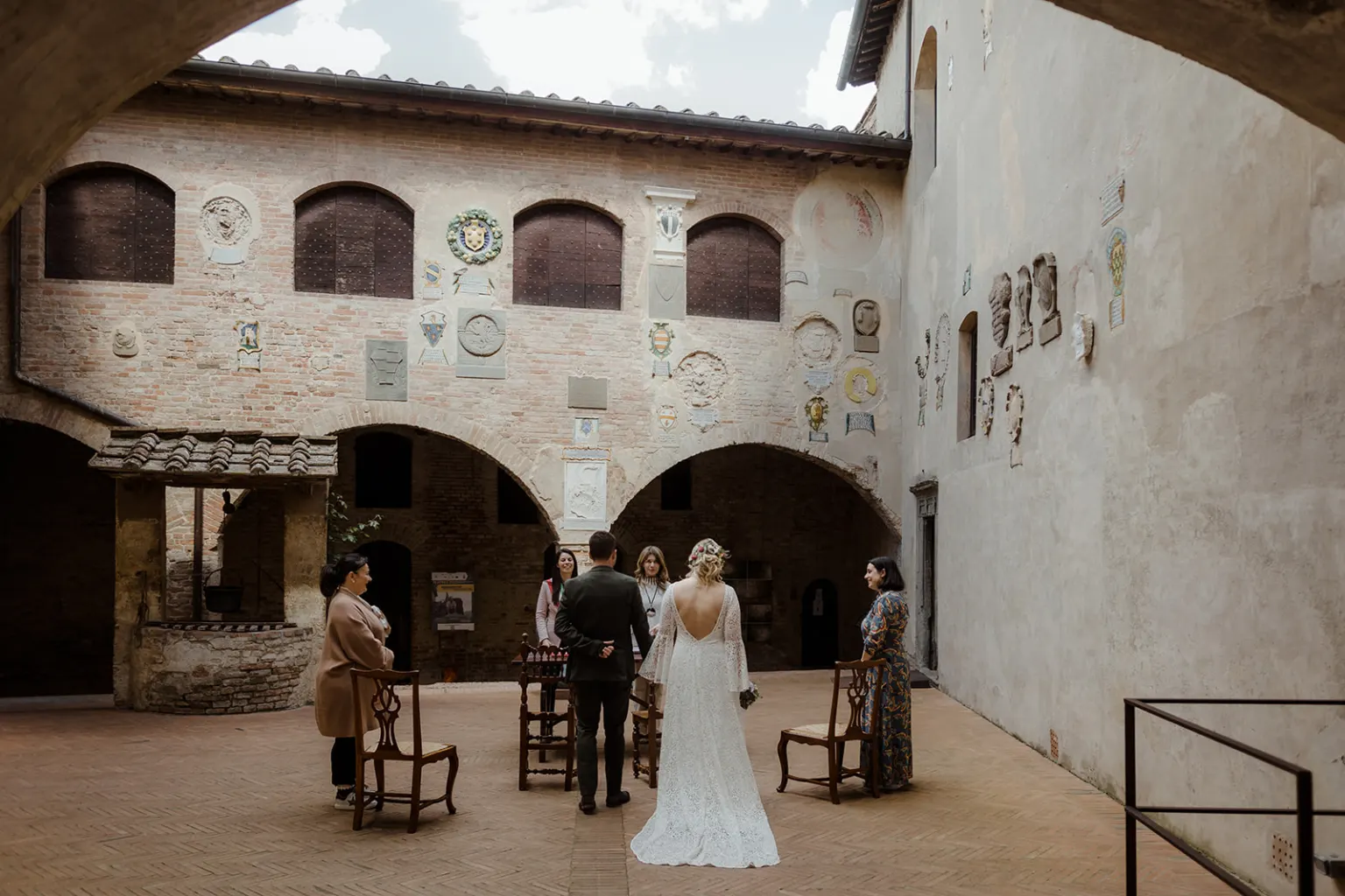 Two passports, Small civil ceremony in the courtyard of Palazzo Pretorio in Certaldo