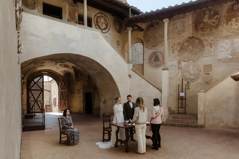 Civil wedding with the registrar in the frescoed courtyard of Palazzo Pretorio in Certaldo