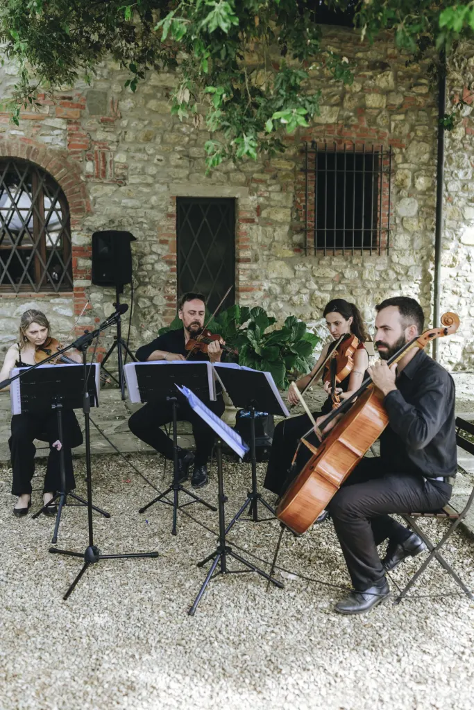 Music and SIAE String quartet playing outdoors at a wedding in a Tuscan villa, photo Rellini Art Studio
