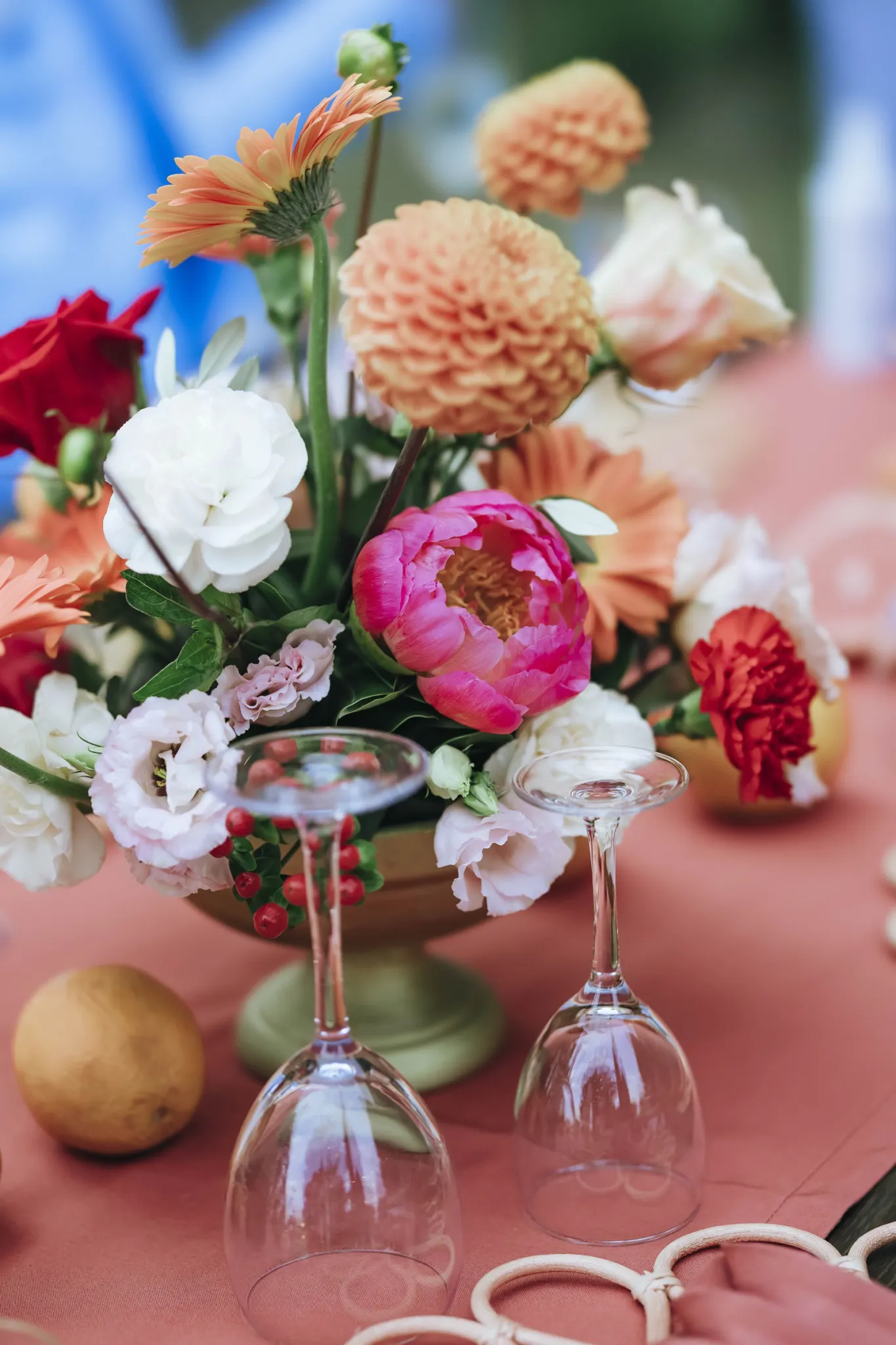 Efffetti® Wedding Planners In Tuscany - Italy Pink, coral and red roses and garden flowers on a wedding table in Tuscany, photo Rellini Art Studio