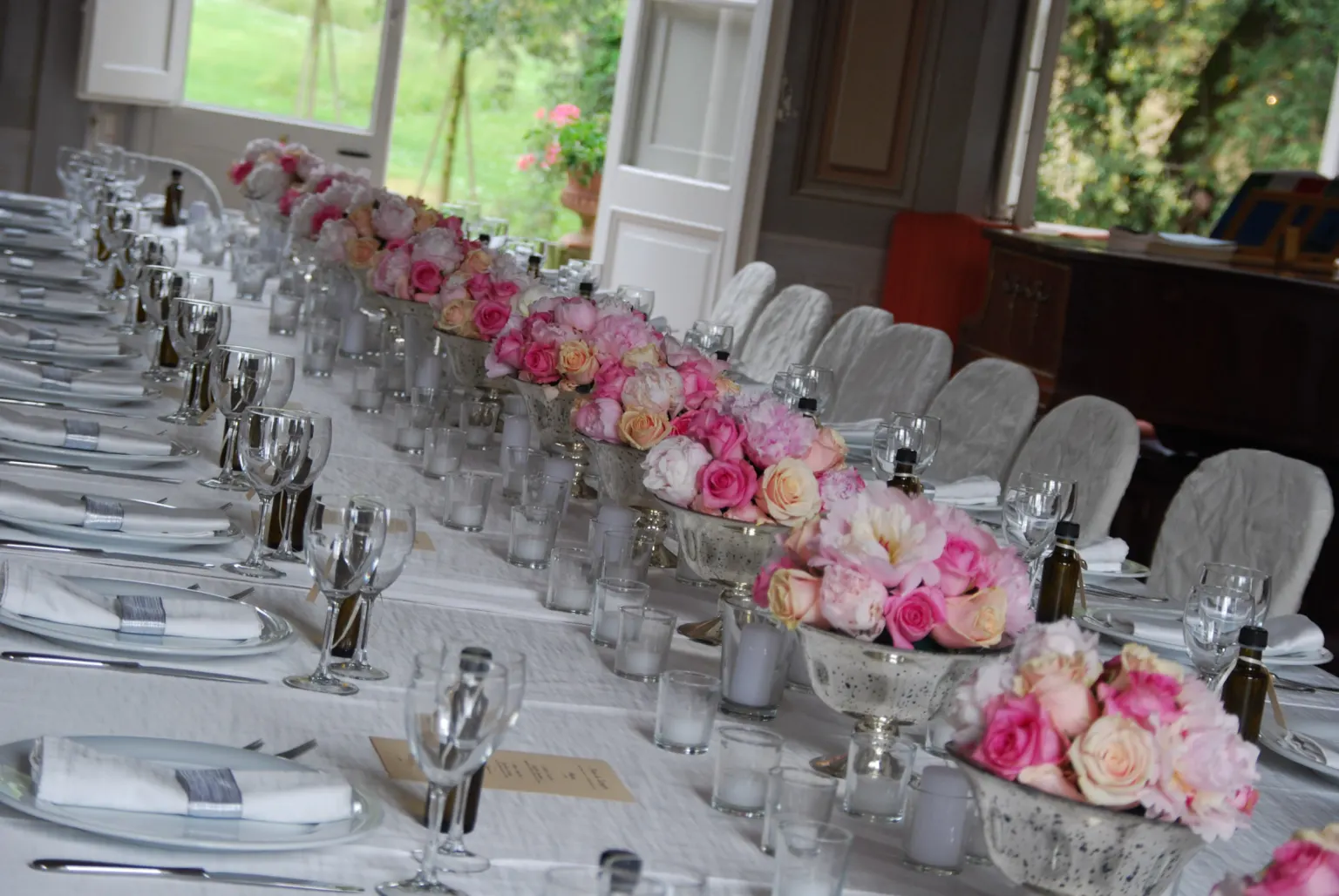 Villas, gardens Long wedding table with pink roses in the hall of a villa near Lucca